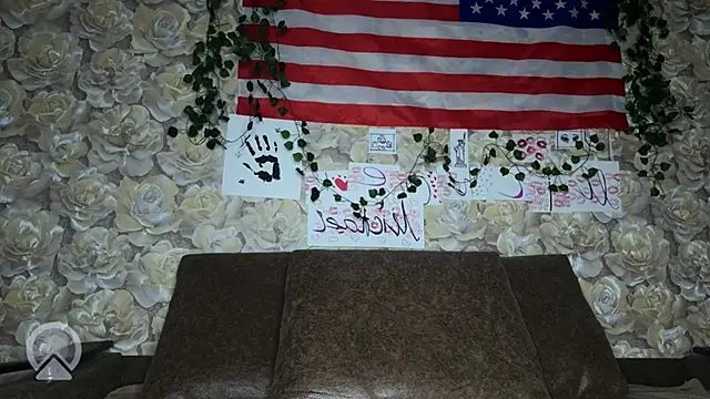 Snapshot of sweeet_strawberies chatting on 10.08.25 sweeet strawberies online show from 10.08.25