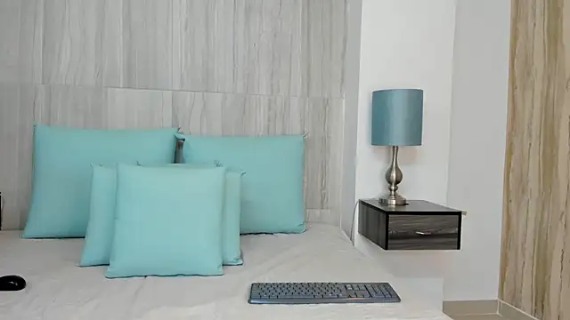 Snapshot of Valeria-Cruzz chatting on 10.28.25 Valeria-Cruzz online show from 10.28.25