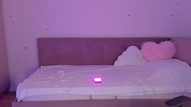 Snapshot of CrystalSoul_ chatting on 11.18.25 CrystalSoul online show from 11.18.25