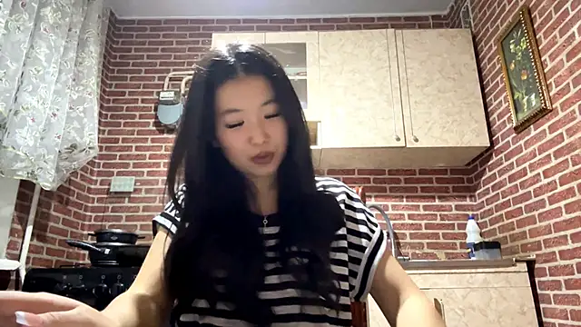 Snapshot of EmmaLeexth chatting on 10.29.25 EmmaLeexth online show from 10.29.25