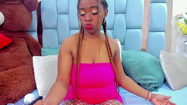 hazellanee online show from 11.08.25