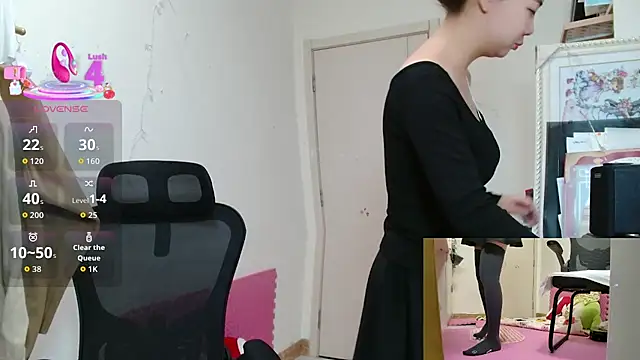 Snapshot of sallycui chatting on 10.28.25 sallycui online show from 10.28.25