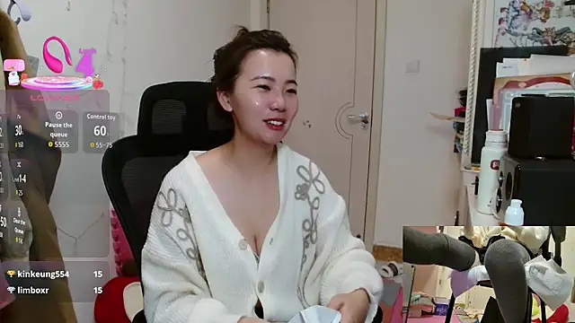 Snapshot of sallycui chatting on 10.29.25 sallycui online show from 10.29.25
