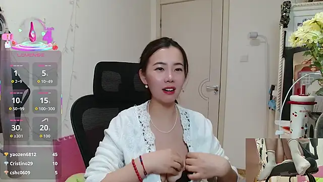 Snapshot of sallycui chatting on 11.28.25 sallycui online show from 11.28.25