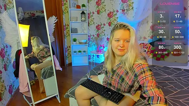 Snapshot of RoseThomas_ chatting on 11.23.25 RoseThomas online show from 11.23.25