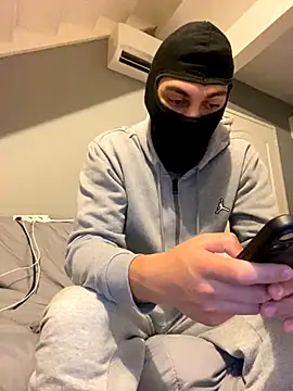 Snapshot of Ryan2205 chatting on 11.10.25 Ryan2205 online show from 11.10.25