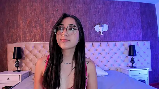 Snapshot of LiaaTurner chatting on 10.04.25 LiaaTurner online show from 10.04.25