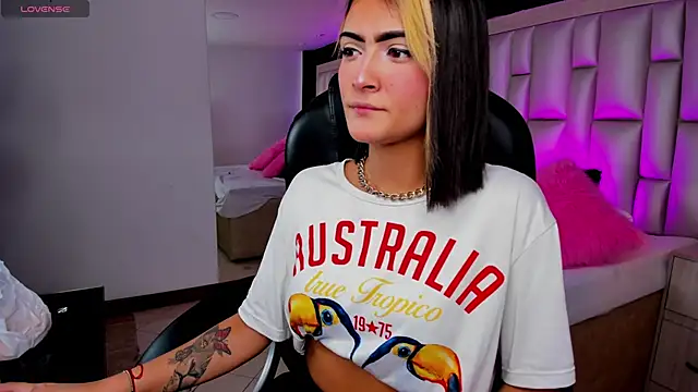 Snapshot of LuisaJonnes_ chatting on 11.12.25 LuisaJonnes online show from 11.12.25