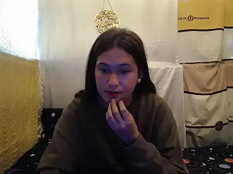 girlyesha online show from 10.15.25