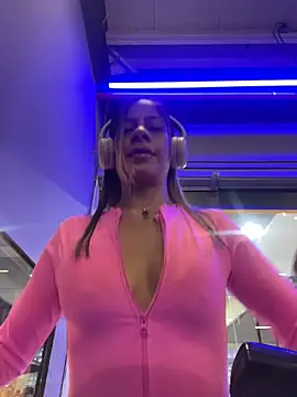 Snapshot of KatThomas chatting on 11.13.25 KatThomas online show from 11.13.25