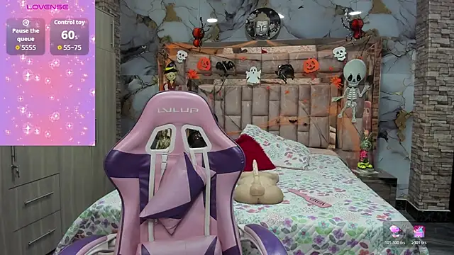 Snapshot of Diosa67 chatting on 10.25.25 Diosa67 online show from 10.25.25