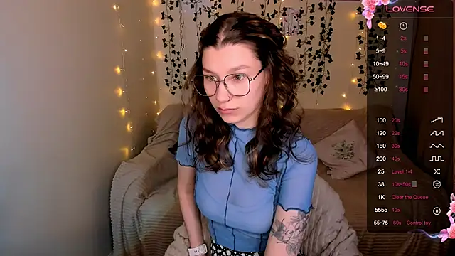 Snapshot of LinaBlossom_ chatting on 10.18.25 LinaBlossom online show from 10.18.25