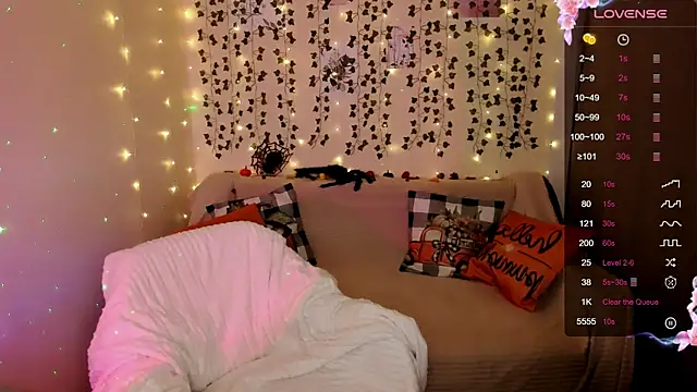 Snapshot of LinaBlossom_ chatting on 10.29.25 LinaBlossom online show from 10.29.25