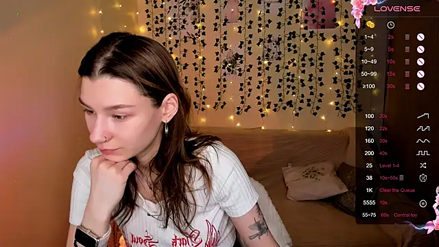 Snapshot of LinaBlossom_ chatting on 11.06.25 LinaBlossom online show from 11.06.25