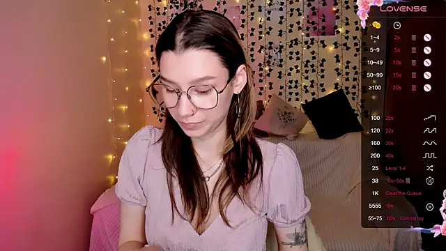 Snapshot of LinaBlossom_ chatting on 11.25.25 LinaBlossom online show from 11.25.25