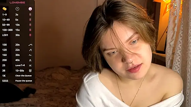 Snapshot of SabrinaFolts chatting on 10.30.25 SabrinaFolts online show from 10.30.25