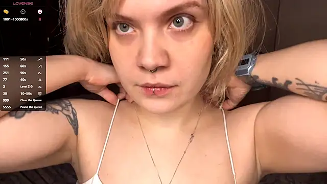 Snapshot of SabrinaFolts chatting on 12.04.25 SabrinaFolts online show from 12.04.25