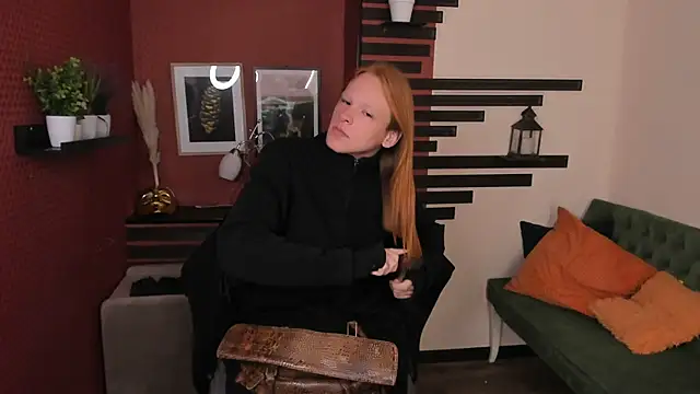 Snapshot of ChloeValentinee chatting on 10.14.25 ChloeValentinee online show from 10.14.25