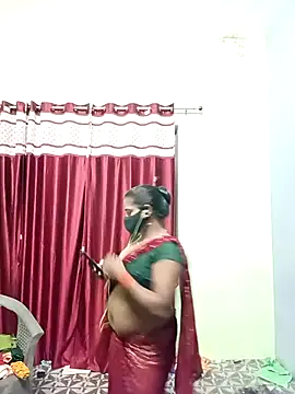 Snapshot of School_medam chatting on 10.08.25 School medam online show from 10.08.25