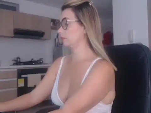 Snapshot of LovePaula chatting on 02.02.25 LovePaula online show from 02.02.25