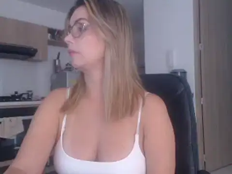 Snapshot of LovePaula chatting on 02.16.25 LovePaula online show from 02.16.25