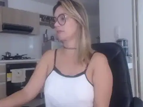 Snapshot of LovePaula chatting on 02.20.25 LovePaula online show from 02.20.25