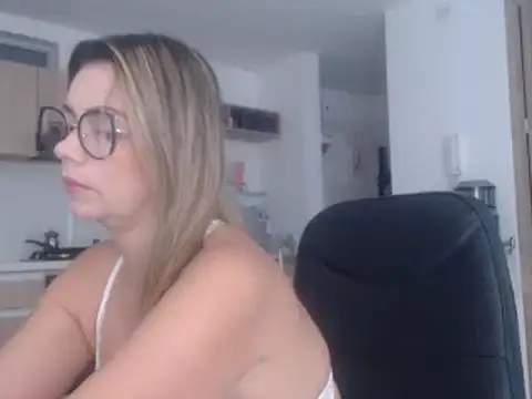 Snapshot of LovePaula chatting on 02.24.25 LovePaula online show from 02.24.25