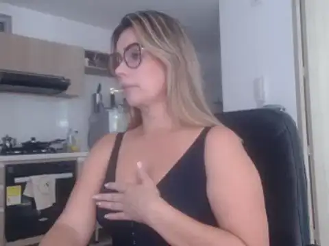 Snapshot of LovePaula chatting on 03.05.25 LovePaula online show from 03.05.25