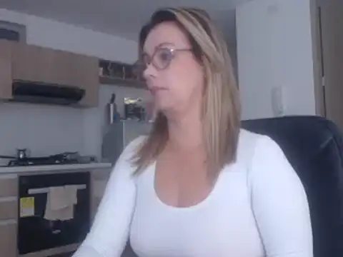 Snapshot of LovePaula chatting on 03.10.25 LovePaula online show from 03.10.25