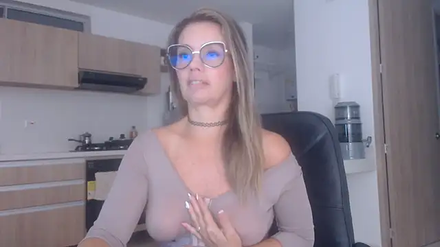 Snapshot of LovePaula chatting on 10.25.25 LovePaula online show from 10.25.25