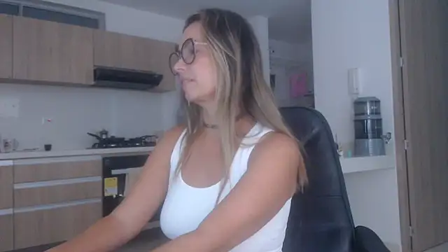 Snapshot of LovePaula chatting on 11.24.25 LovePaula online show from 11.24.25