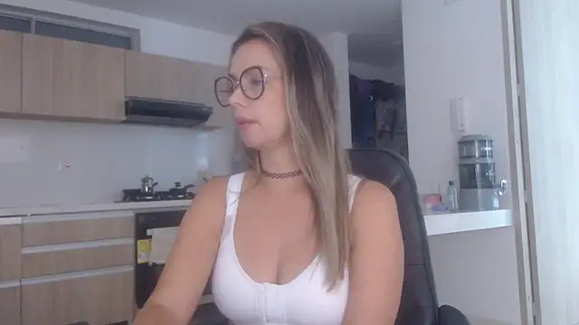 Snapshot of LovePaula chatting on 12.02.25 LovePaula online show from 12.02.25