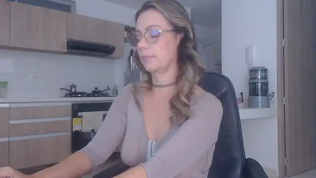 Snapshot of LovePaula chatting on 12.14.25 LovePaula online show from 12.14.25