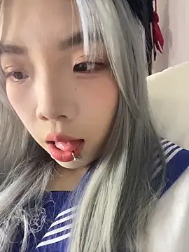 Snapshot of Aloves-21 chatting on 11.25.25 Aloves-21 online show from 11.25.25