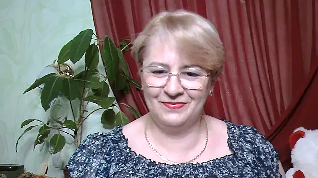 Snapshot of Selena-Velvet chatting on 10.25.25 Selena-Velvet online show from 10.25.25