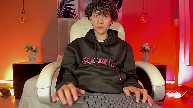 Snapshot of Helios_Obscuro chatting on 11.09.25 Helios Obscuro online show from 11.09.25