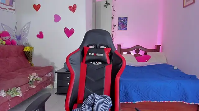 Snapshot of SophieLAmour chatting on 09.22.25 SophieLAmour online show from 09.22.25