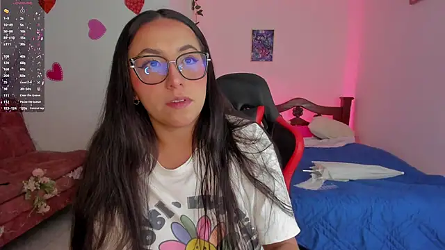 Snapshot of SophieLAmour chatting on 10.04.25 SophieLAmour online show from 10.04.25