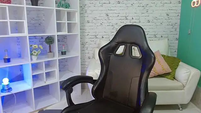 Snapshot of loaizalust chatting on 10.12.25 loaizalust online show from 10.12.25