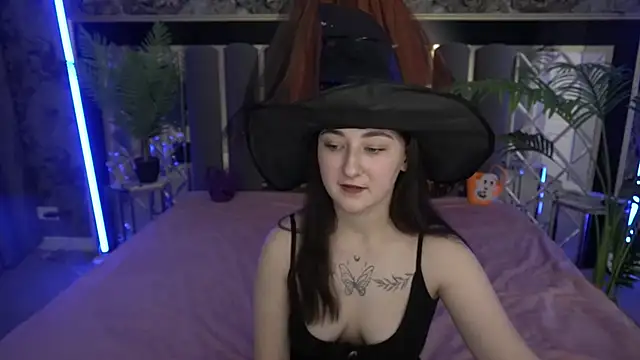 Snapshot of SashaDuvalle chatting on 10.30.25 SashaDuvalle online show from 10.30.25