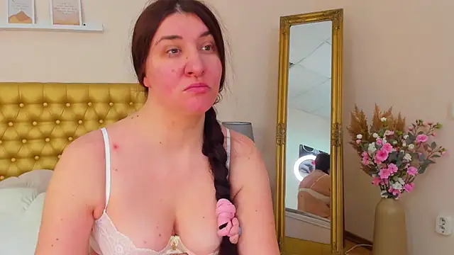 TrishaDarks online show from 04.02.26