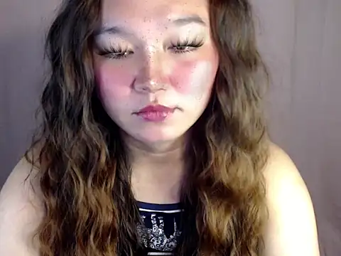 Eyes-on-me online show from 11.03.25