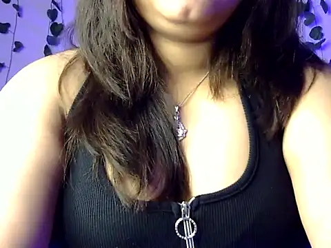 Snapshot of Aaliya02 chatting on 11.18.25 Aaliya02 online show from 11.18.25