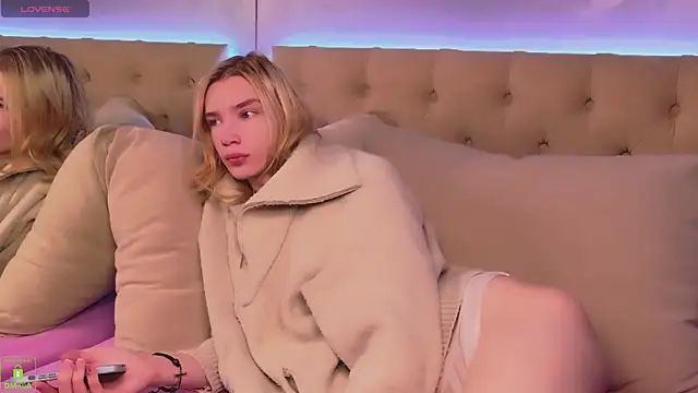 Snapshot of RobertDevine chatting on 12.16.25 RobertDevine online show from 12.16.25