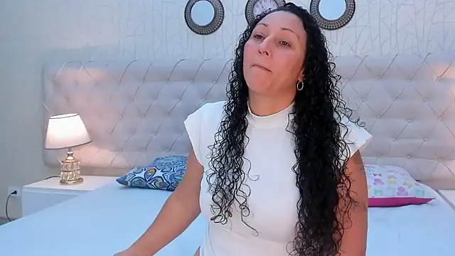 VaniaRose online show from 11.22.25