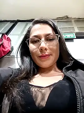 Mia-love-03 online show from 10.09.25