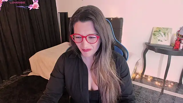 Snapshot of Hanna_MA chatting on 11.26.25 Hanna MA online show from 11.26.25