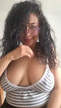 Snapshot of LondonHilton chatting on 04.18.26 LondonHilton online show from 04.18.26