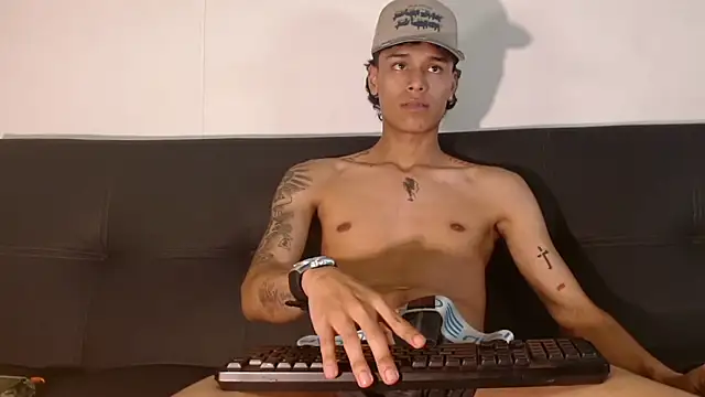 Snapshot of Frayhot777 chatting on 10.23.25 Frayhot777 online show from 10.23.25