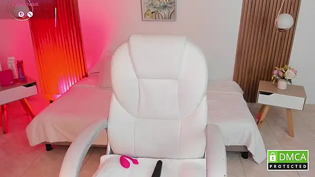 Snapshot of Nallah_ chatting on 10.28.25 Nallah online show from 10.28.25